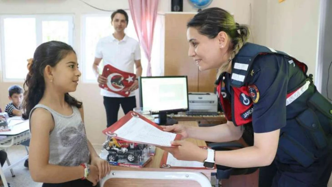 İzmir'de jandarma ekipleri öğrencilerin karne sevincine ortak oldu