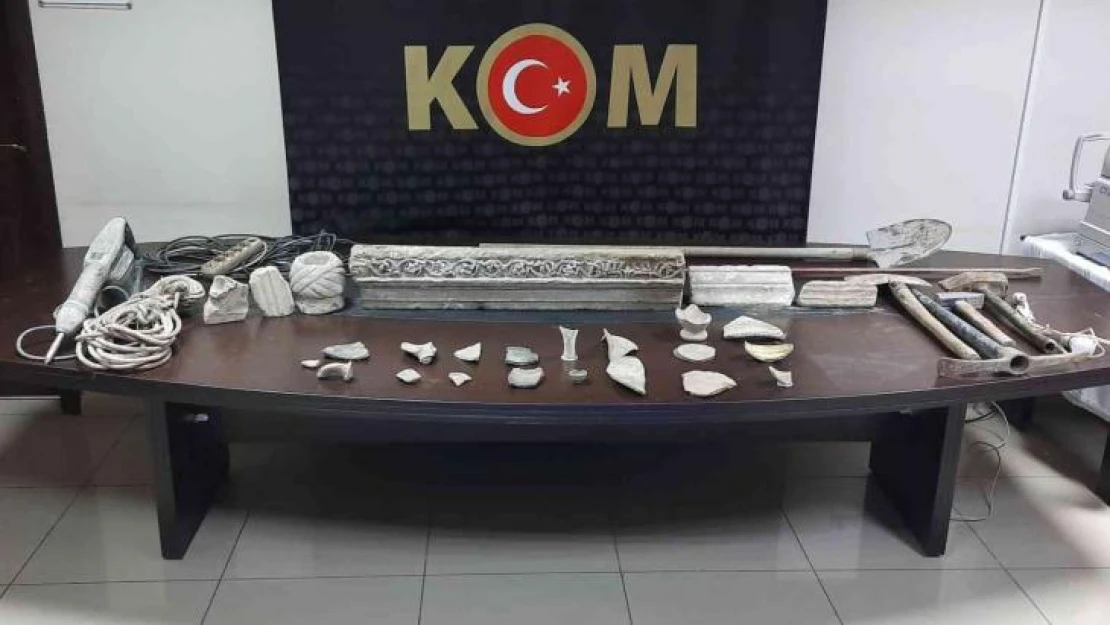 İzmir'de kaçak kazı yapılan iki eve polisten baskın: 2 gözaltı