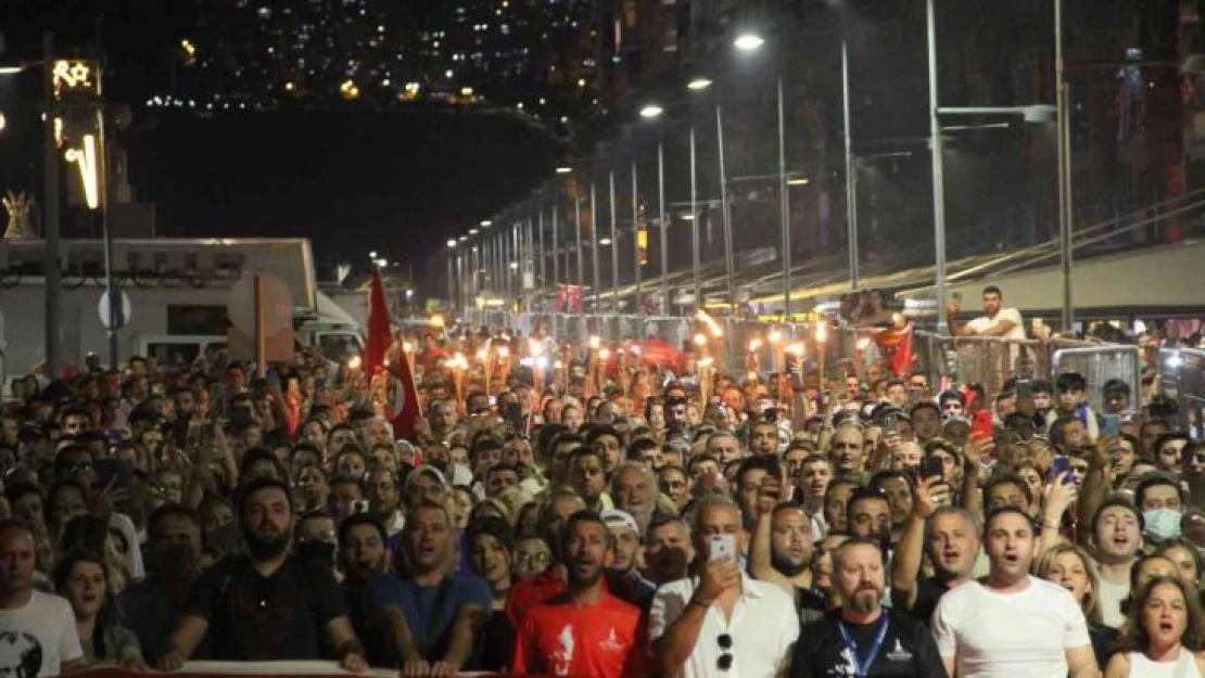 İzmir'de kurtuluşun 100'üncü yılı fener alayıyla sürdü