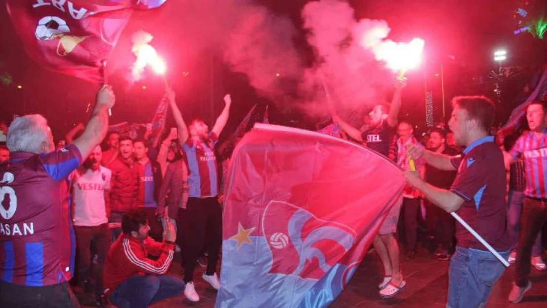 İzmir'de Trabzonspor'un şampiyonluğu coşkuyla kutlandı