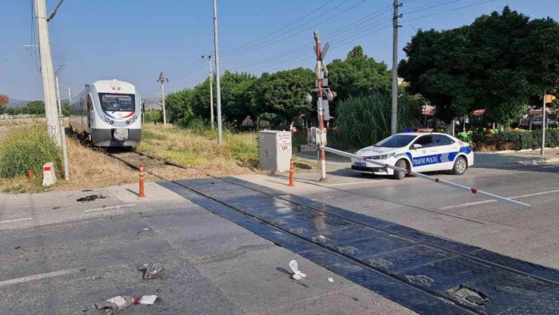 İzmir'de tren ile motosiklet çarpıştı: 1 ağır yaralı