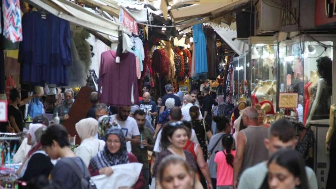 İzmir'deki Tarihi Kemeraltı Çarşısı'nda bayram hareketliliği