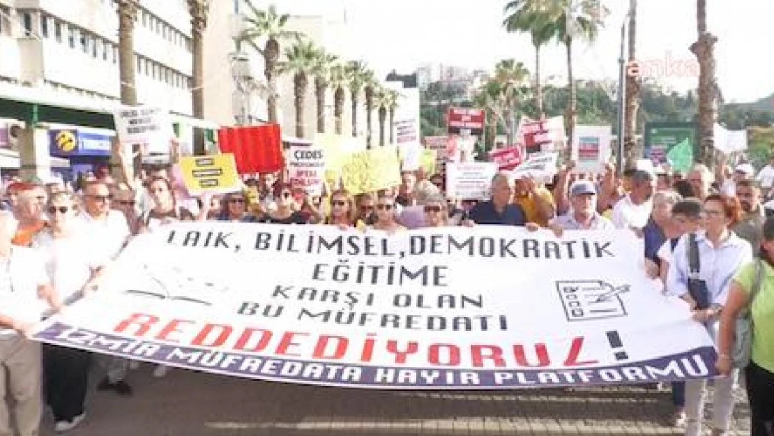 İzmir Müfredata Hayır Platformu'ndan protesto eylemi