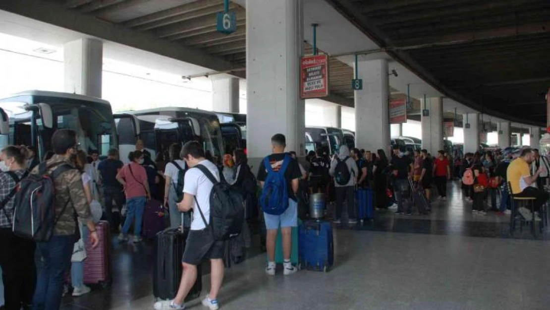 İzmir Otogarı'nda bayram yoğunluğu