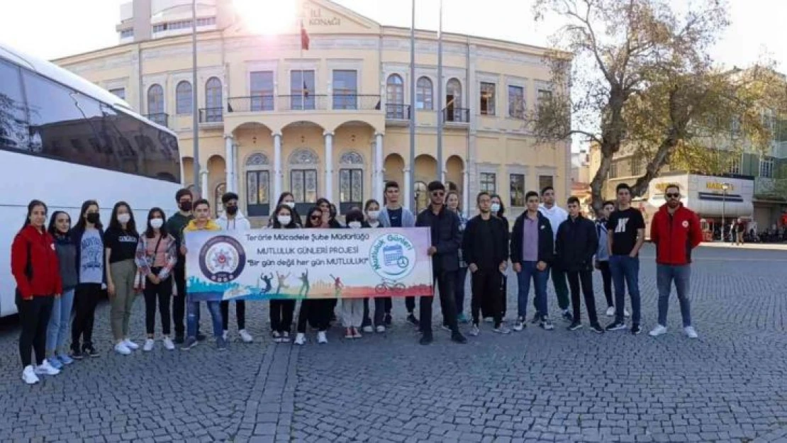 İzmir TEM Şube, öğrencilere tarihi yerleri gezdiriyor