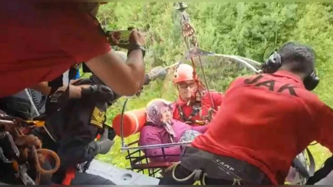 Jandarma ekipleri sel bölgesinde vatandaşların yardımına böyle koştu