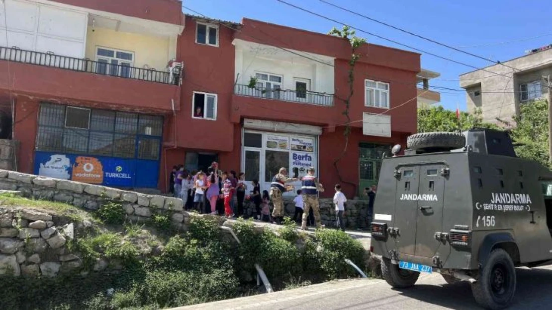 Jandarma sokak sokak gezip çocukların bayramını kutlayarak hediye dağıttı