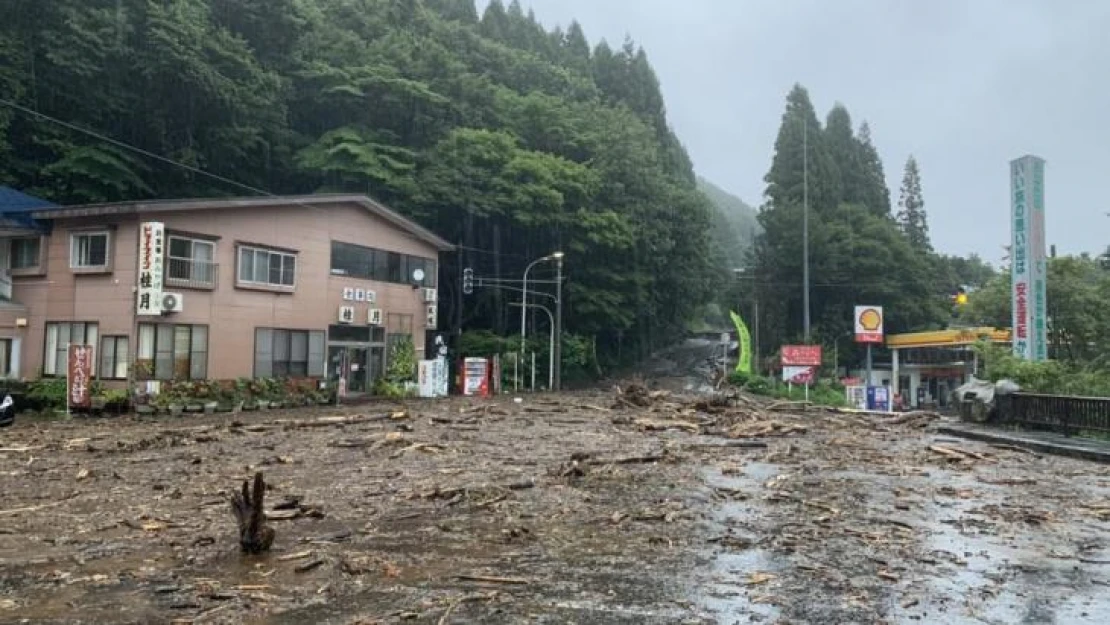 Japonya'da sel: Tren seferleri iptal edildi