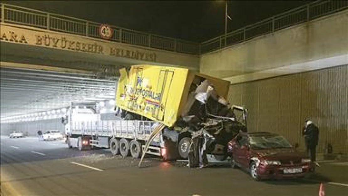 Köprüye takılan tırın üzerindeki araçlar yola düştü