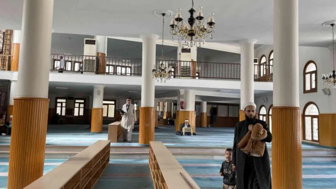 Kabe ölçülerine göre yapılan cami dikkat çekiyor