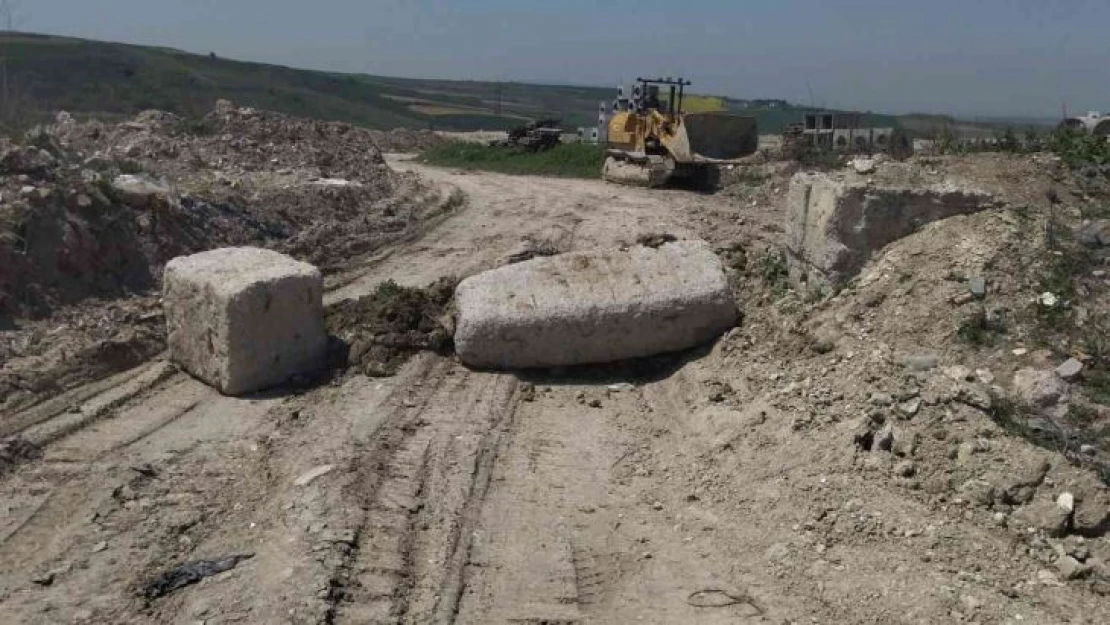 Kaçak hafriyat dökümü denetiminde karşılaşılan plakasız kepçe otoparka çekildi