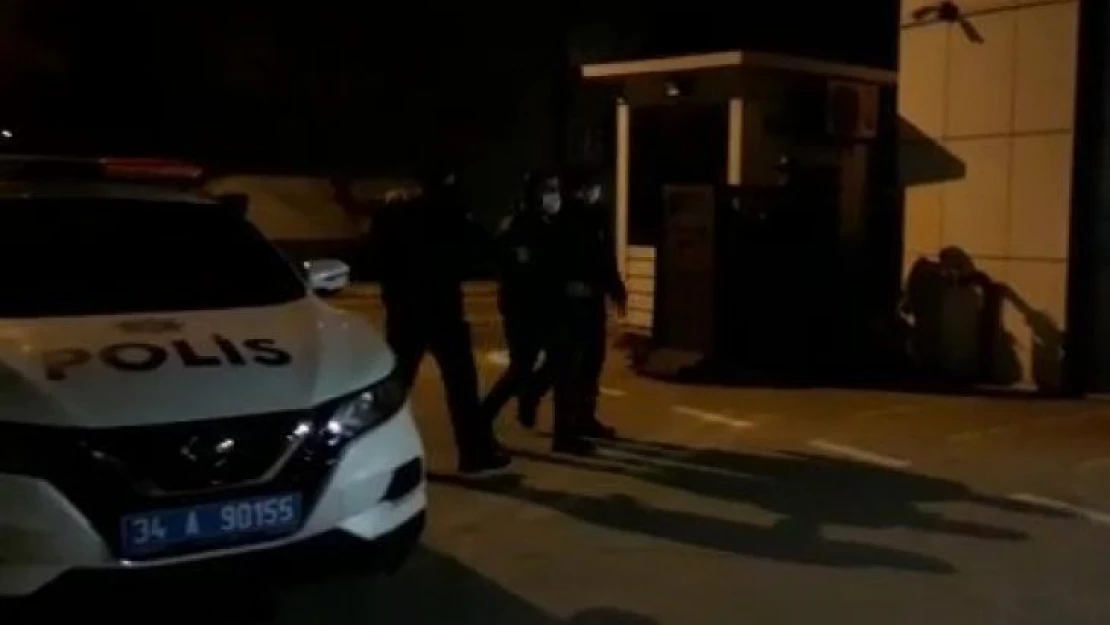 Kadıköy'de aracın üstüne çıkıp taksiciye uçan tekme atan şahıs yakalandı