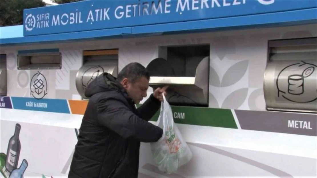 Kadıköy'de atık dönüşümü için 23 noktaya Mobil Atık Getirme Merkezi kuruldu