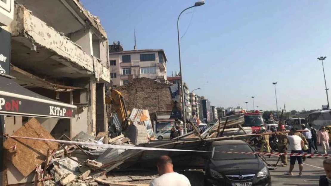 Kadıköy'de bir metruk binanın yıkımı esnasında duvarın yıkılmasıyla çökme meydana geldi. Duvarın çökmesiyle 3 araç hasar aldı. Olay yerinde ekiplerin çalışması sürüyor.