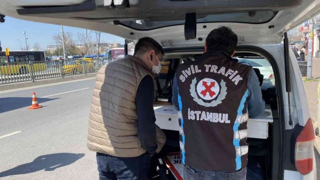 Kadıköy'de çalışma belgesi olmayan taksiciyi polis affetmedi