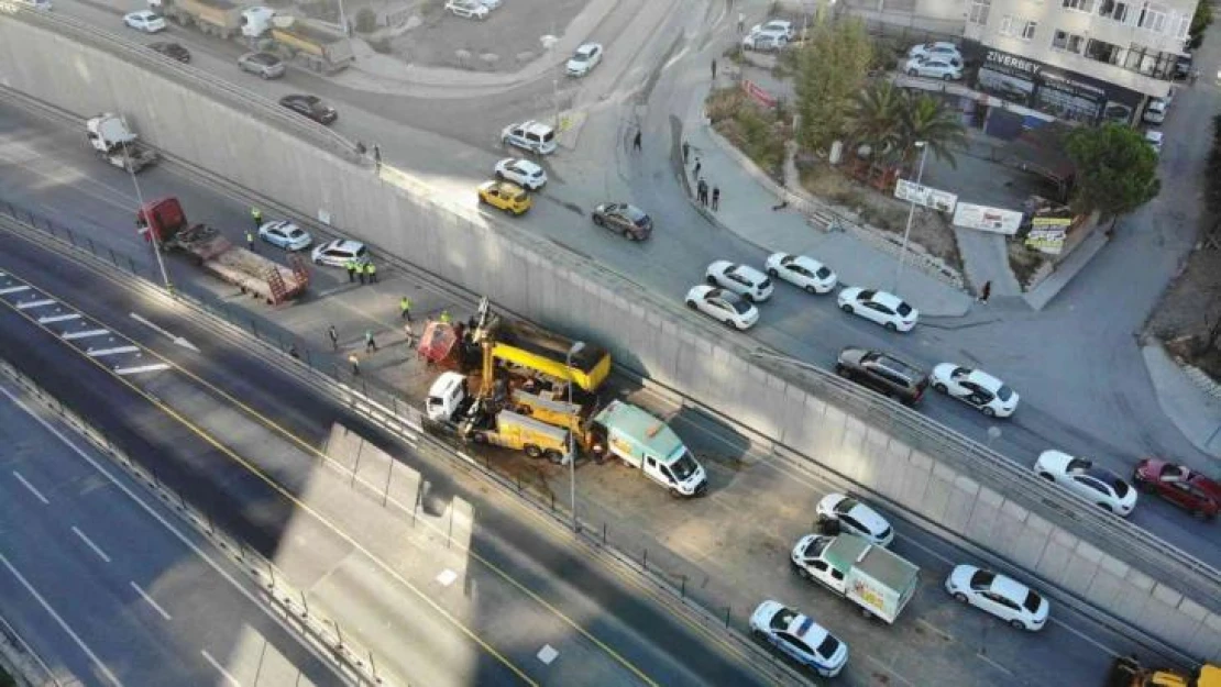 Kadıköy'de devrilen hafriyat kamyonu 8 saatlik çalışma sonucu kaldırıldı