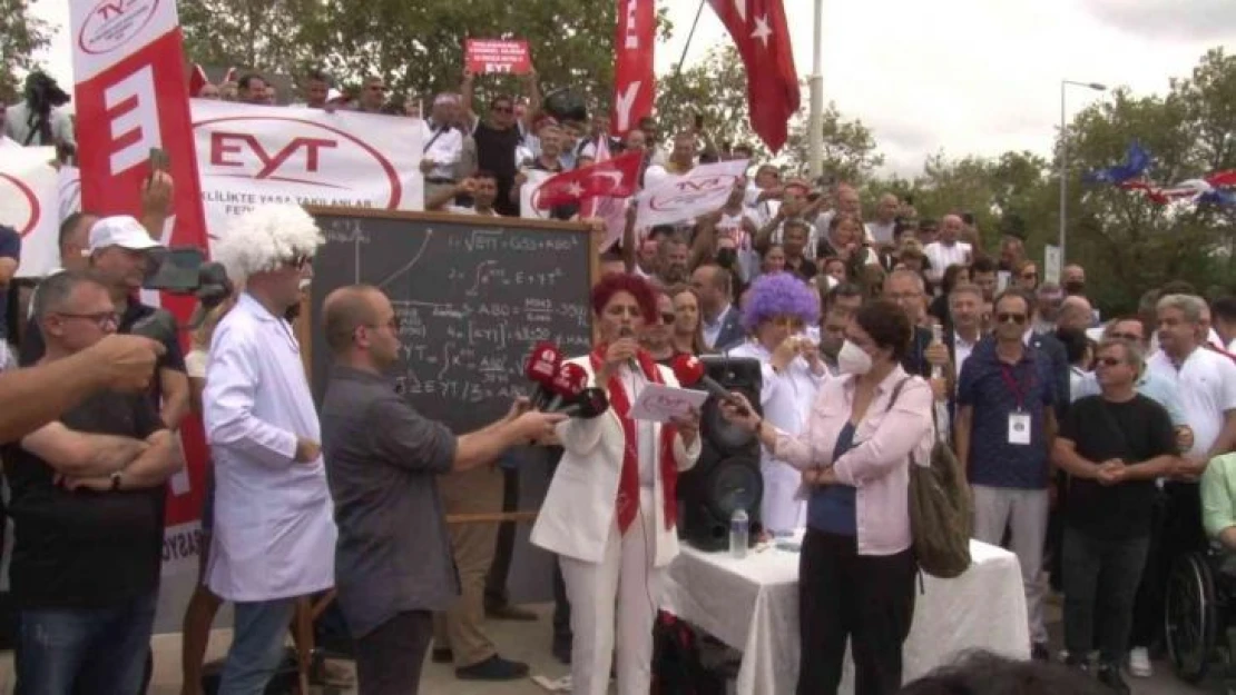 Kadıköy'de emeklilikte yaşa takılanlar eylem yaptı