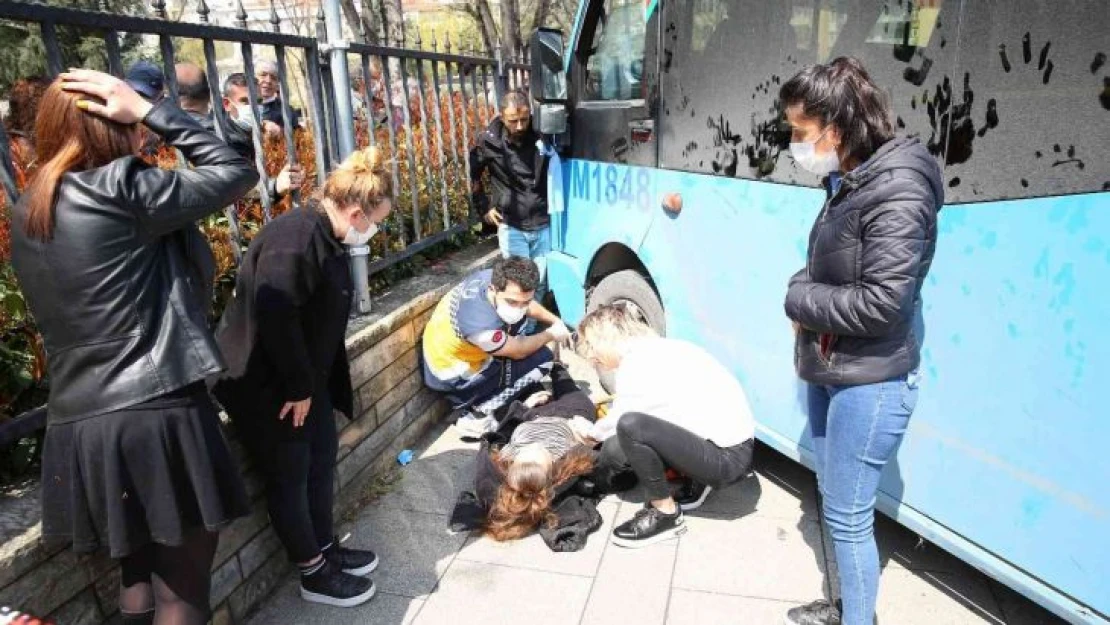 Kadıköy'de feci kaza: Kaldırıma çıkan minibüs iki işçiyi ezdi