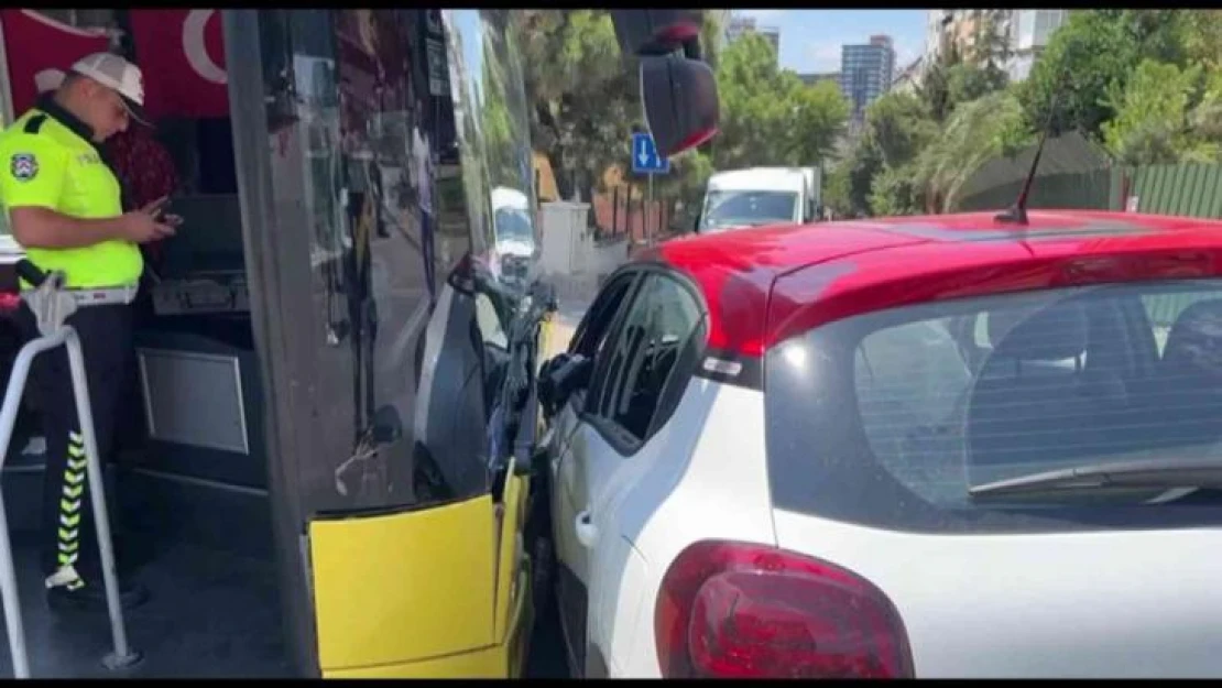 Kadıköy'de İETT otobüsü ile otomobil çarpıştı: 3 yaralı