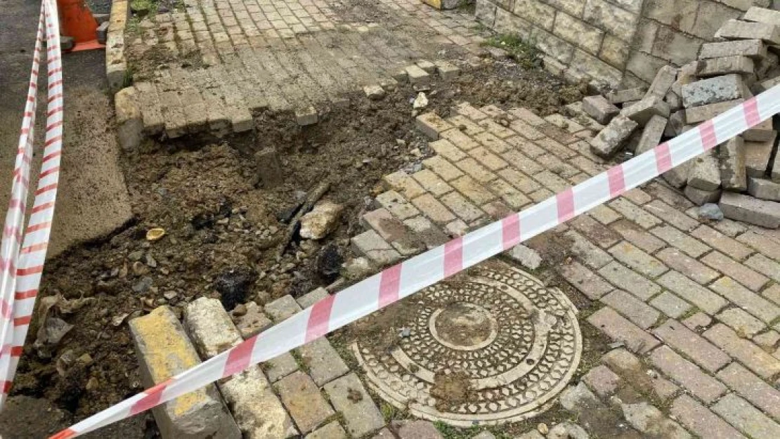 Kadıköy'de İSKİ'ye ait boru patladı, fışkıran su metrelerce yükseldi