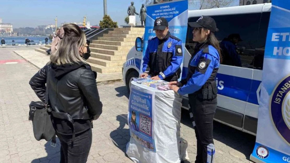 Kadıköy'de polisler, KADES, UYUMA ve HAYDİ mobil uygulamalarını vatandaşlara tanıttı