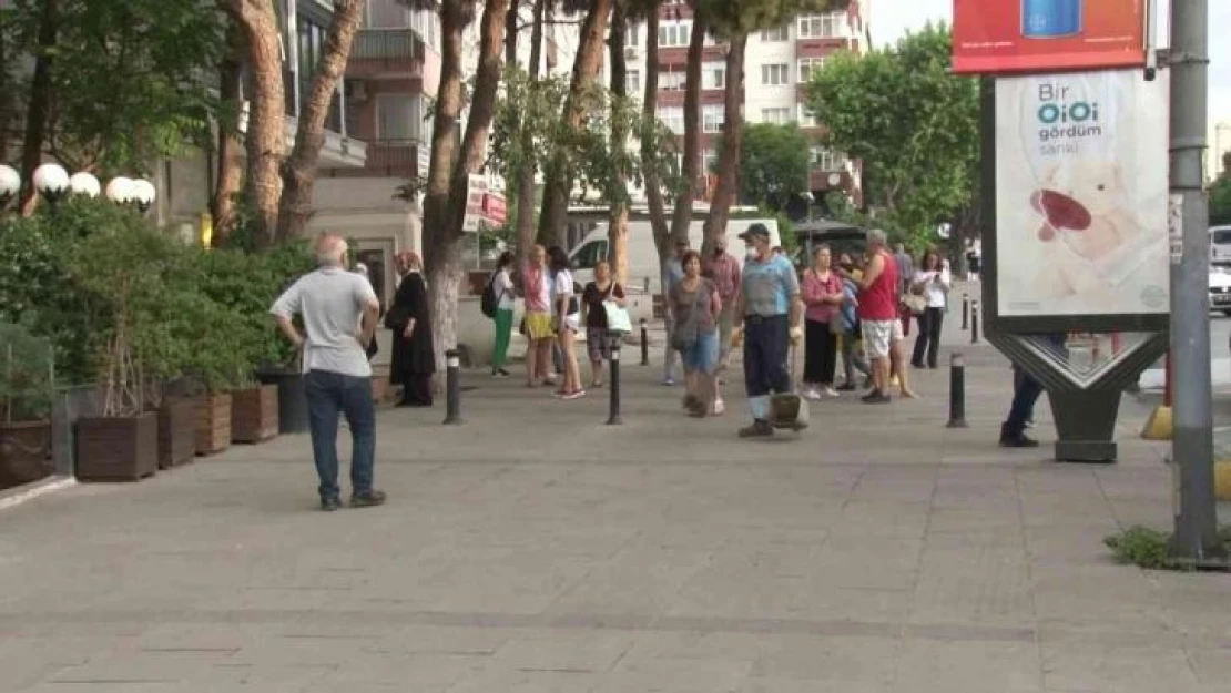 Kadıköy'de restoranda yangın çıktı, bina sakinleri sokağa döküldü