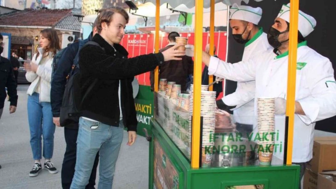 Kadıköy sokaklarını iftar vakti çorba kokusu sardı