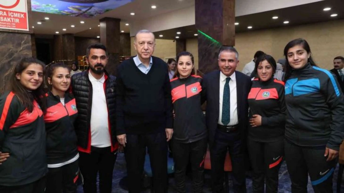 Kadın futbolcular: 'Cumhurbaşkanı Erdoğan'la bir araya gelmenin mutluluğunu yaşadık'