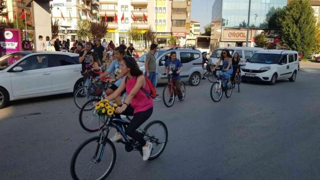 Kadınlar karbon salınımına dikkat çekmek için pedal çevirdi