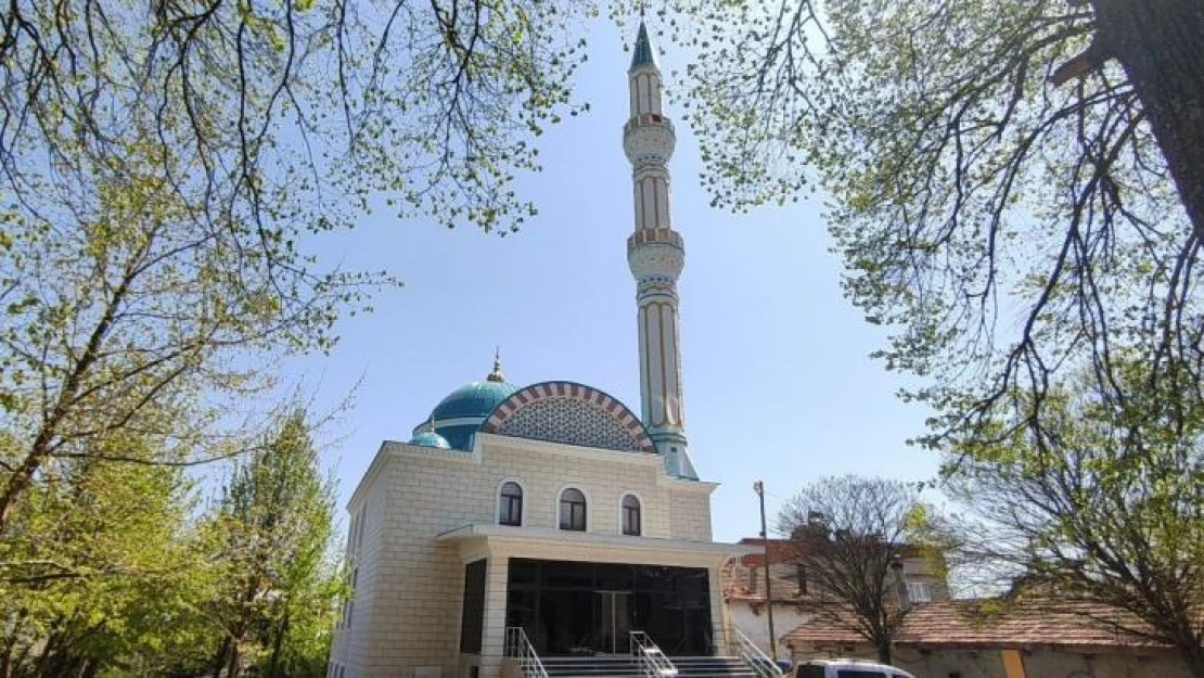 Kadınların ekmek yaparak yaptırdığı cami ibadete açıldı