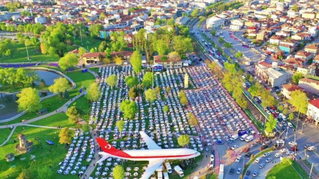 Kadir Gecesi'nde 5 bin masa kuruldu, 20 bin kişi iftar yaptı