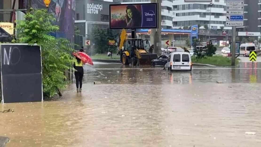 Kağıthane  Cendere Caddesi su bastı araçlar sular altında kaldı