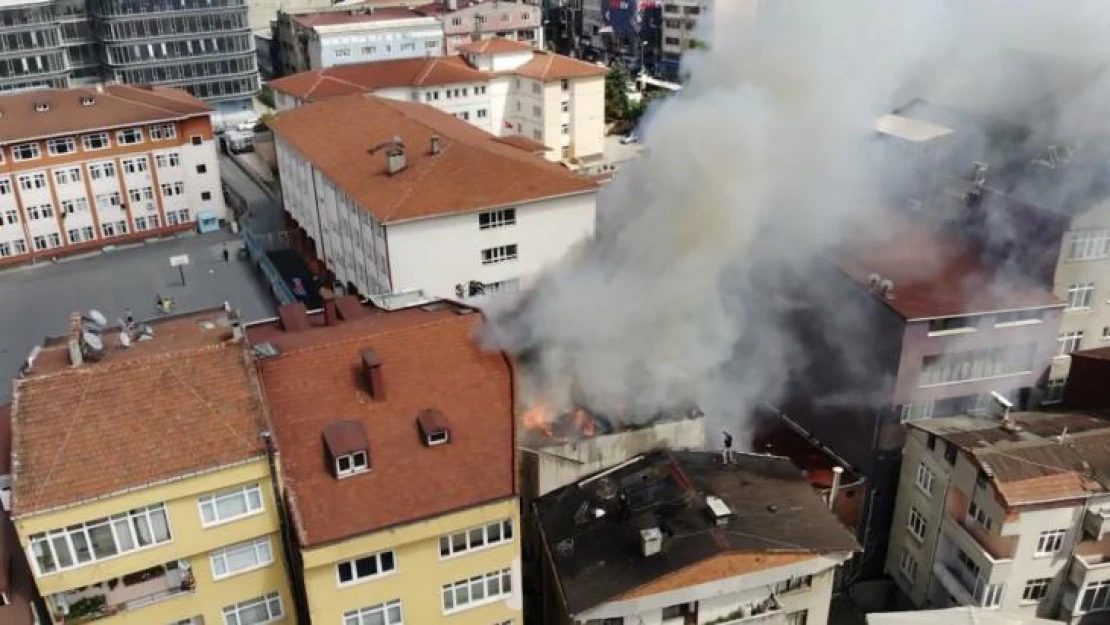 Kağıthane'de apartmanın çatısı alev alev yandı