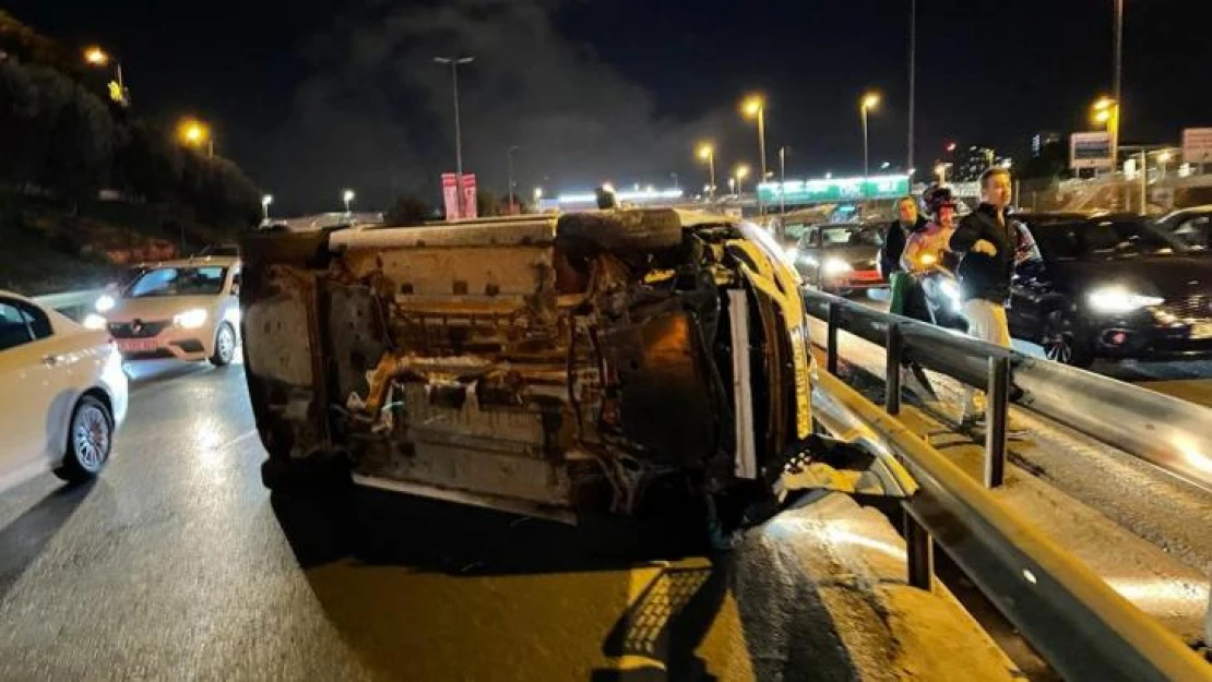 Kağıthane'de meydana gelen trafik kazasında otomobil yan yattı: 1 yaralı