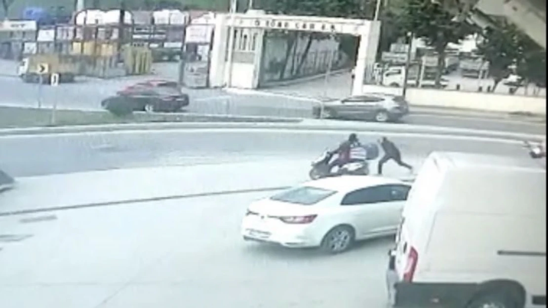 Kağıthane'de polisten kaçan torbacı motosikletli kuryenin tekmesiyle yakalandı