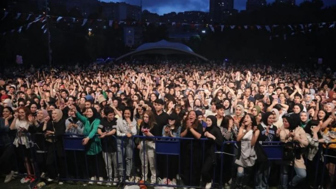 Kağıthaneli binlerce genç İkilem konserinde buluştu