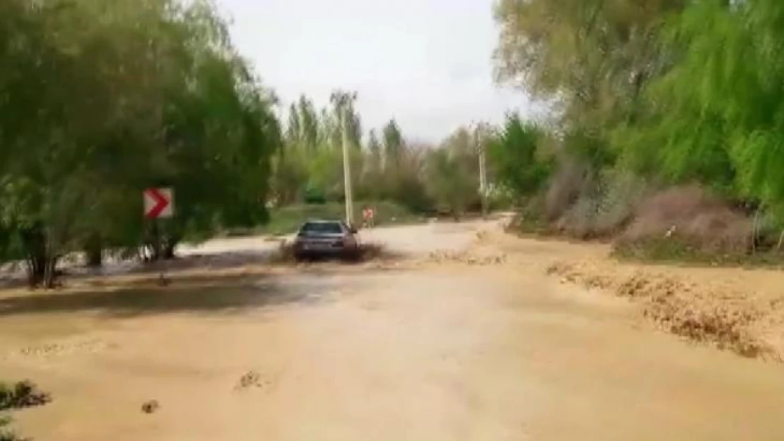 Kahramanmaraş'ta sağanak taşkına neden oldu, dolu tarım alanlarını vurdu