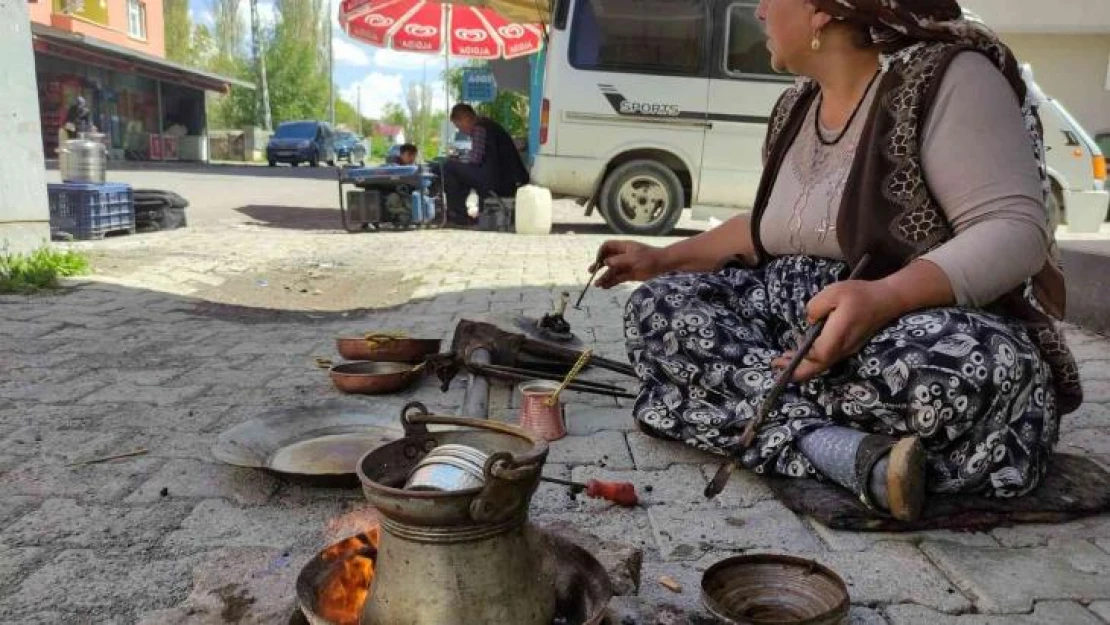 Kalaycılığı yaşatmak için Türkiye'yi dolaşıyor