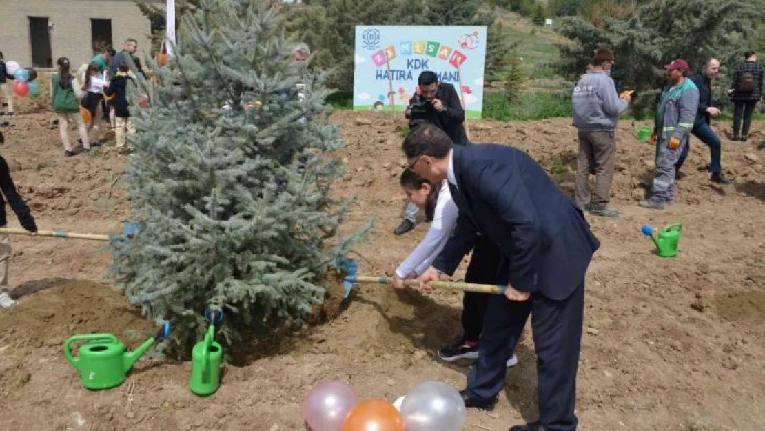 Kamu Başdenetçisi Malkoç, ilkokul öğrencileriyle bir araya gelerek ağaç dikti