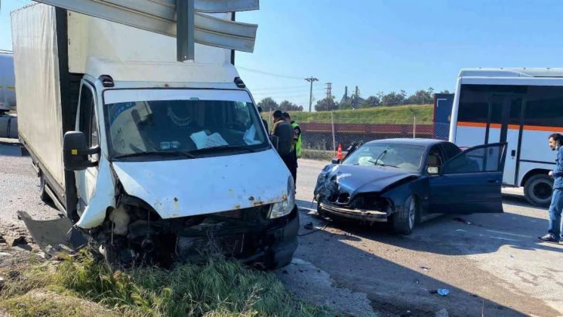 Kamyonet ile otomobil çarpıştı: 1'i ağır, 3 yaralı