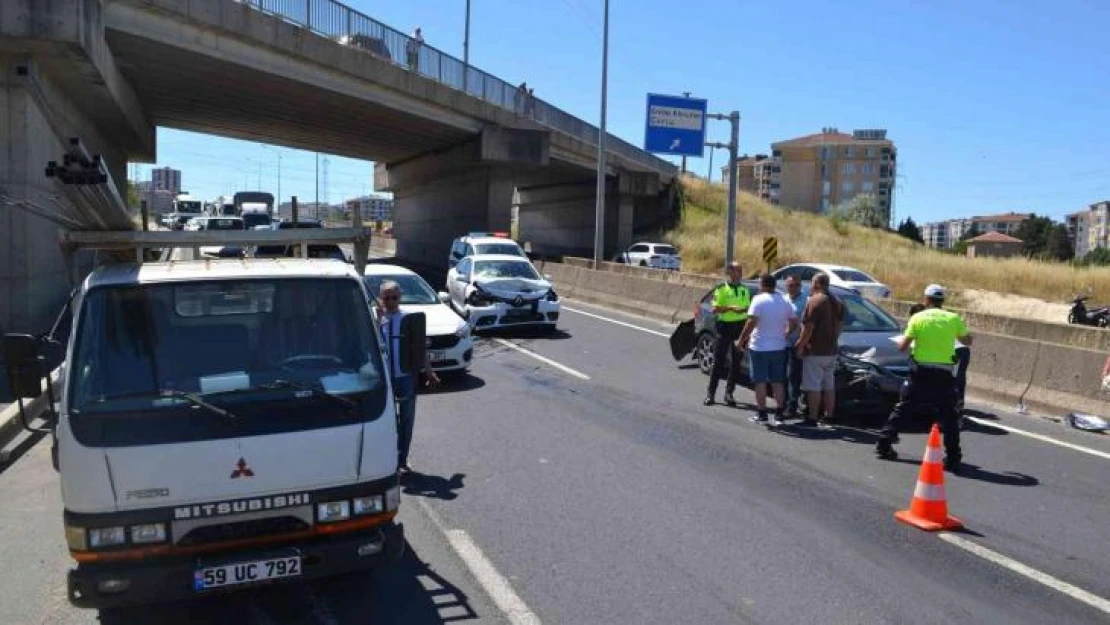 Kamyonet kasasından yola fırlayan demirler kazaya neden oldu