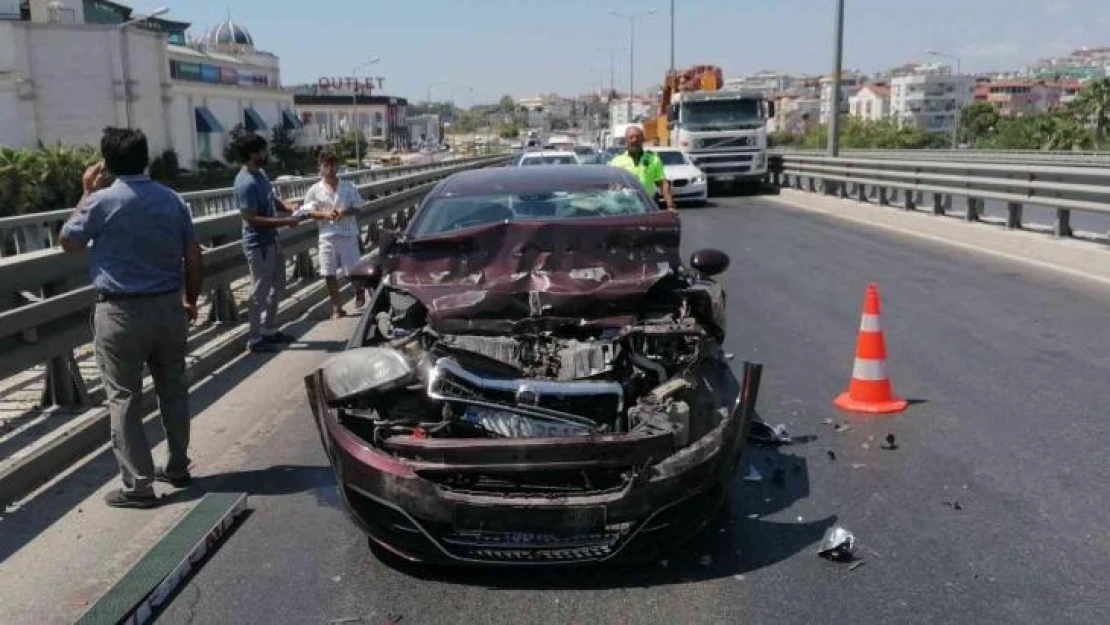 Kamyonetin üzerindeki tabela, otomobilin üzerine düştü