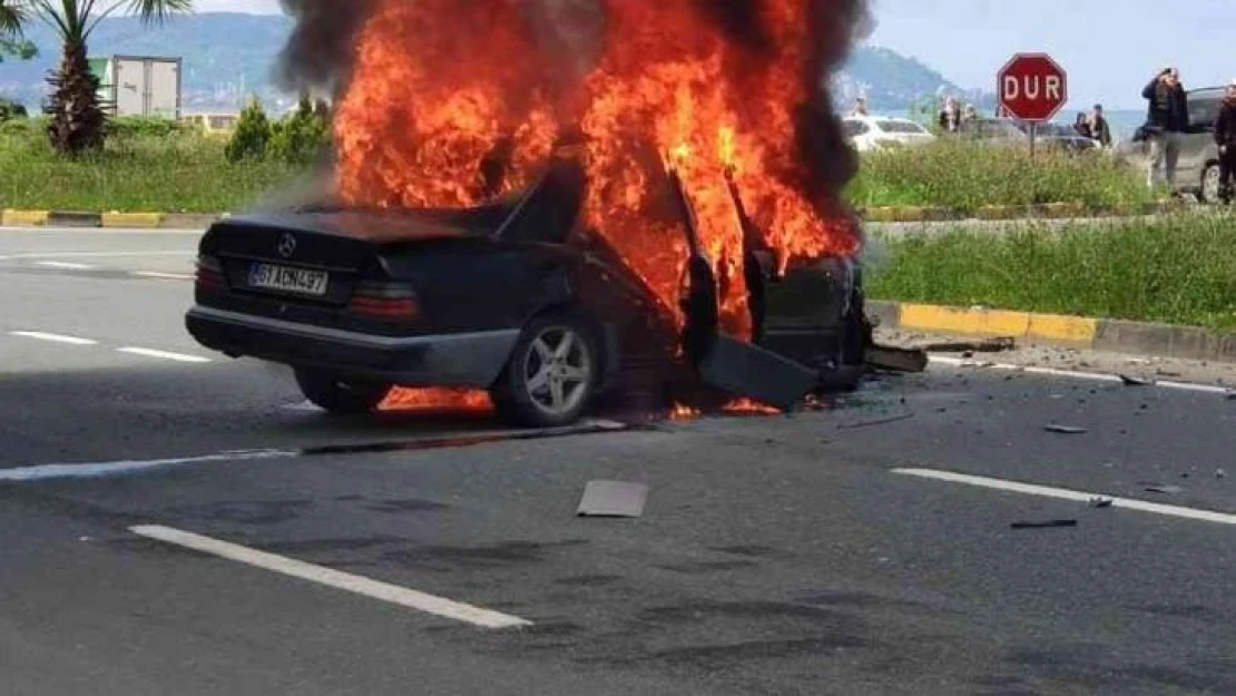 Kamyonetle çarpıştıktan sonra alev aldı