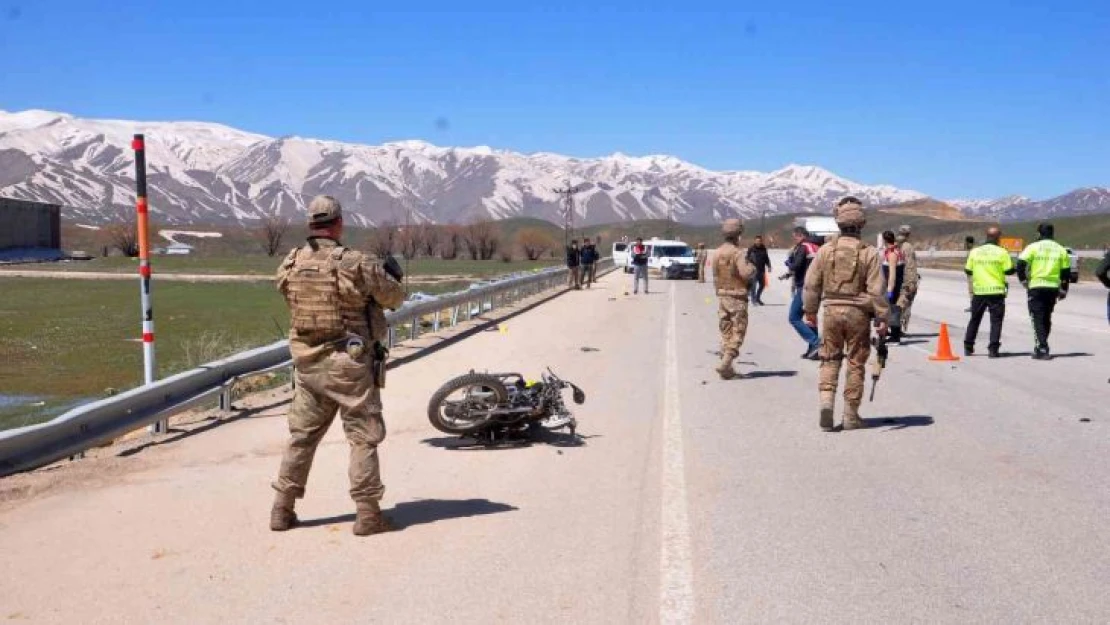 Kamyonetle motosiklet çarpıştı: 1 ölü, 1 yaralı