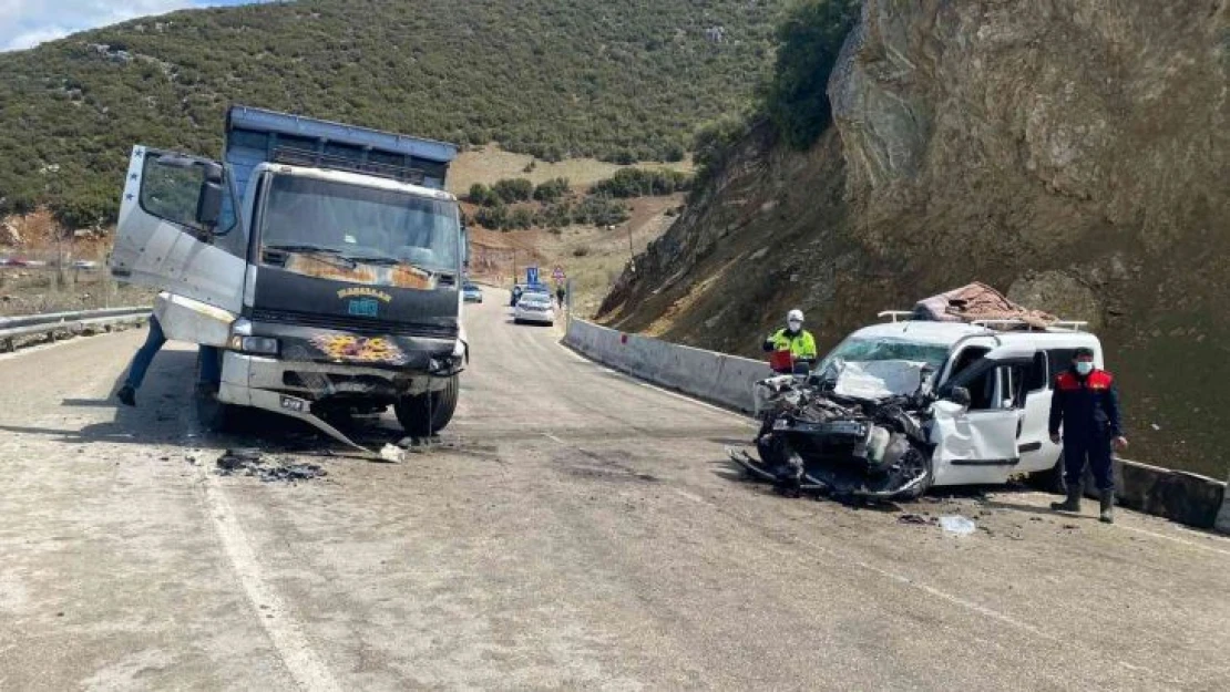 Kamyonla çarpışan aracın sürücüsü hayatını kaybetti