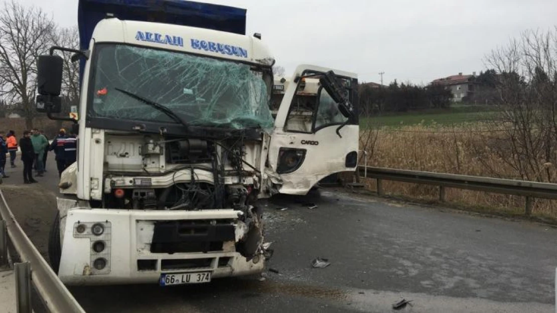 Kamyonlar kafa kafaya çarpıştı: 2 yaralı