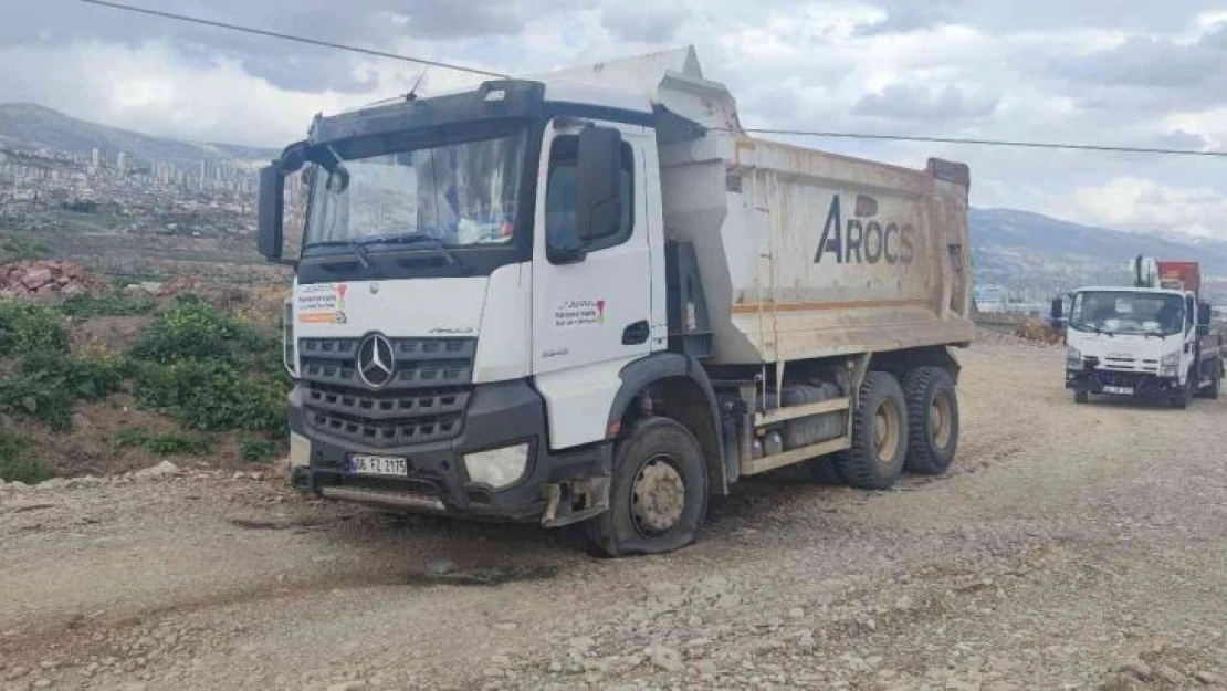 Kamyonun damperi yüksek gerilim teline takıldı, sürücüsü yara almadan kurtuldu