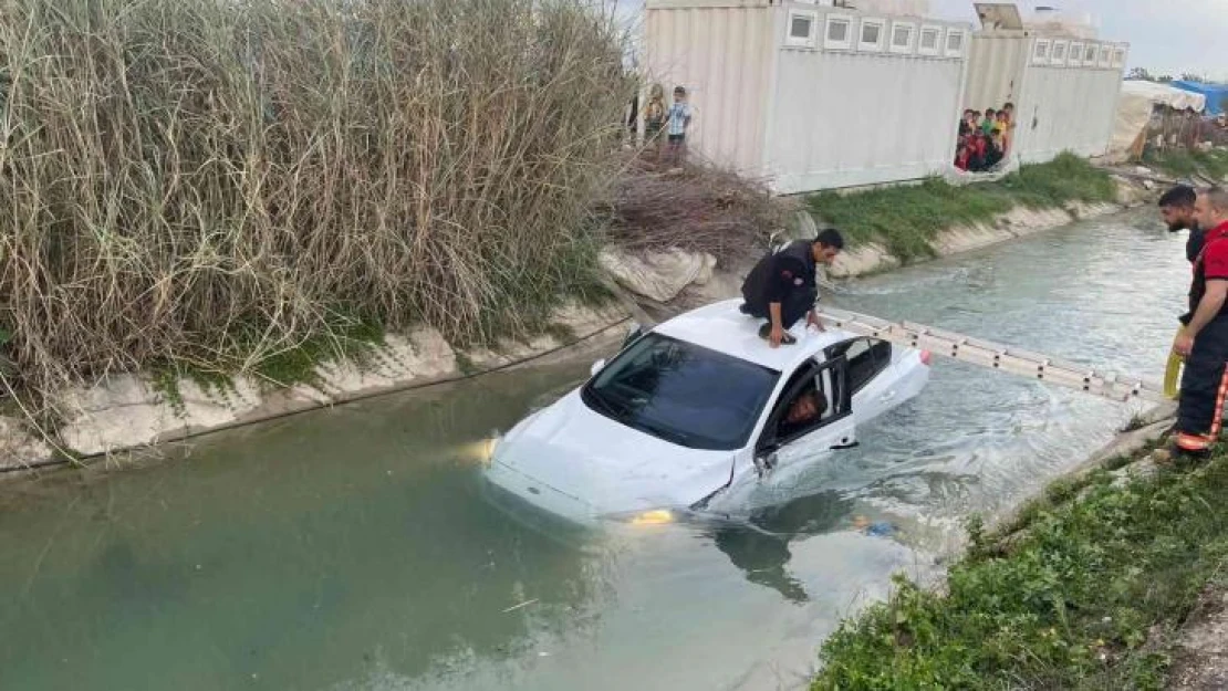 Kanala uçan otomobildeki 2 kişi yaralandı