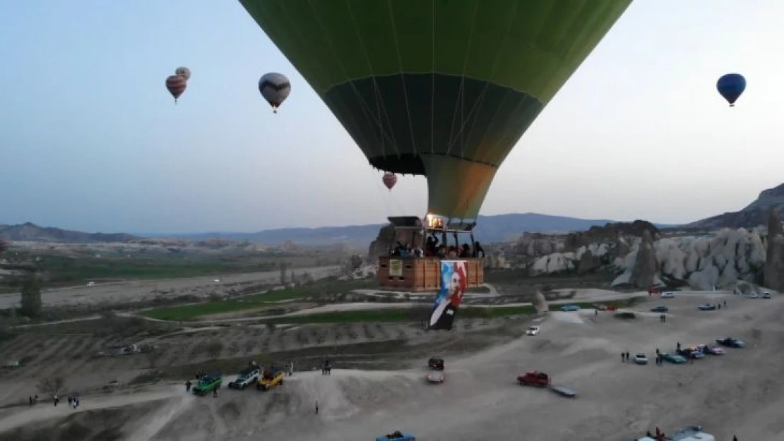 Kapadokya'da balonlar Türk bayrakları ile havalandı