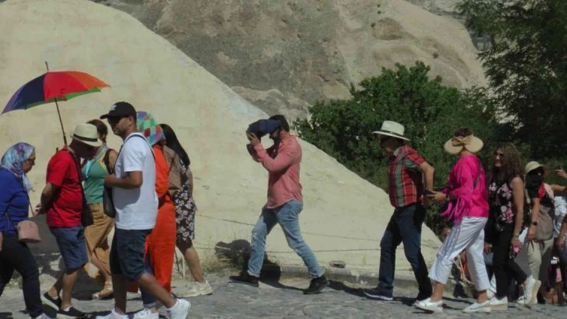 Kapadokya'daki kiliseleri gezmek için dakikalarca sıra beklediler